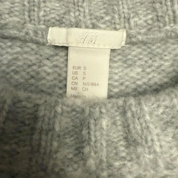 H&M Gray Cable Knit Sweater Size Small - Picture 3 of 6
